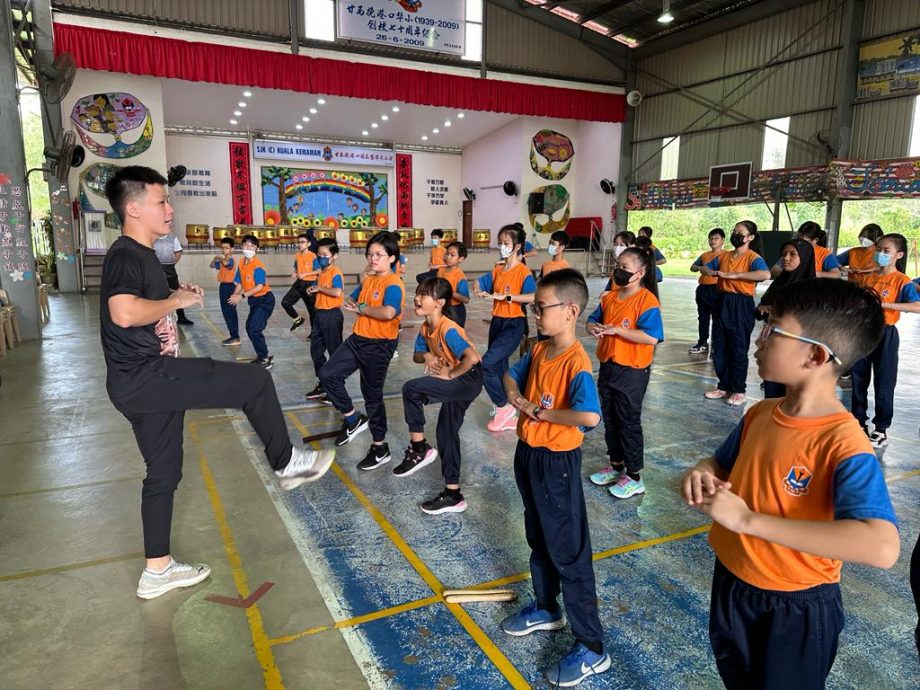 东：港口华小日前邀请手集团教练为该校51位二年级至六年级的学生展开为期两天的廿四节令鼓集训。