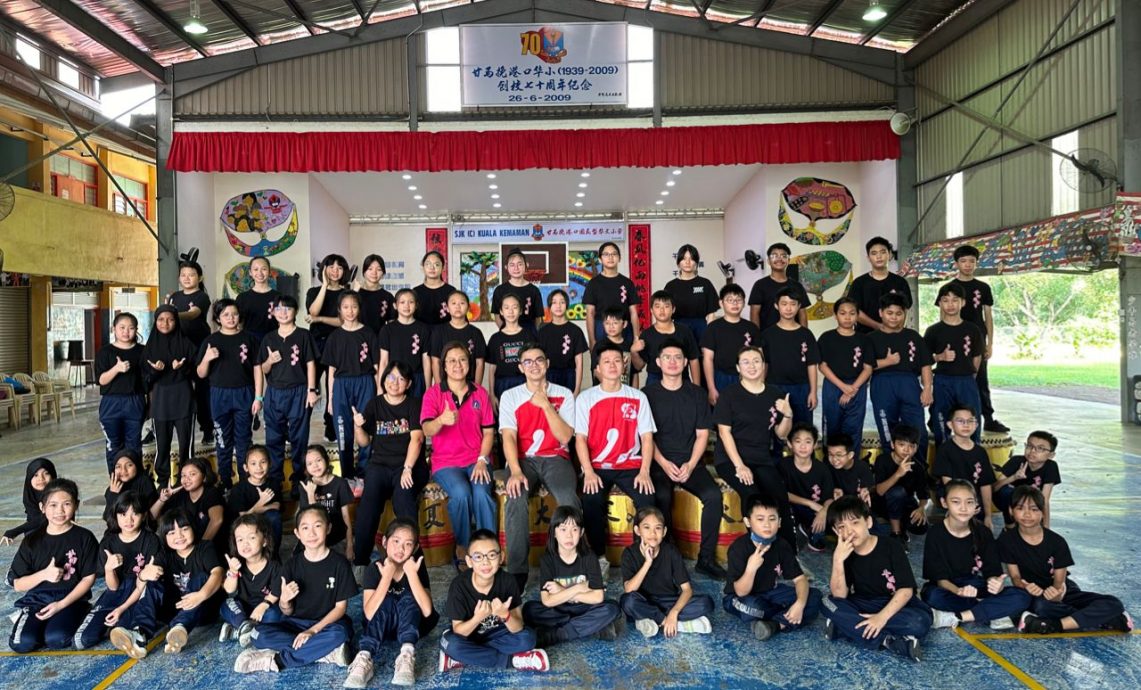 东：港口华小日前邀请手集团教练为该校51位二年级至六年级的学生展开为期两天的廿四节令鼓集训。