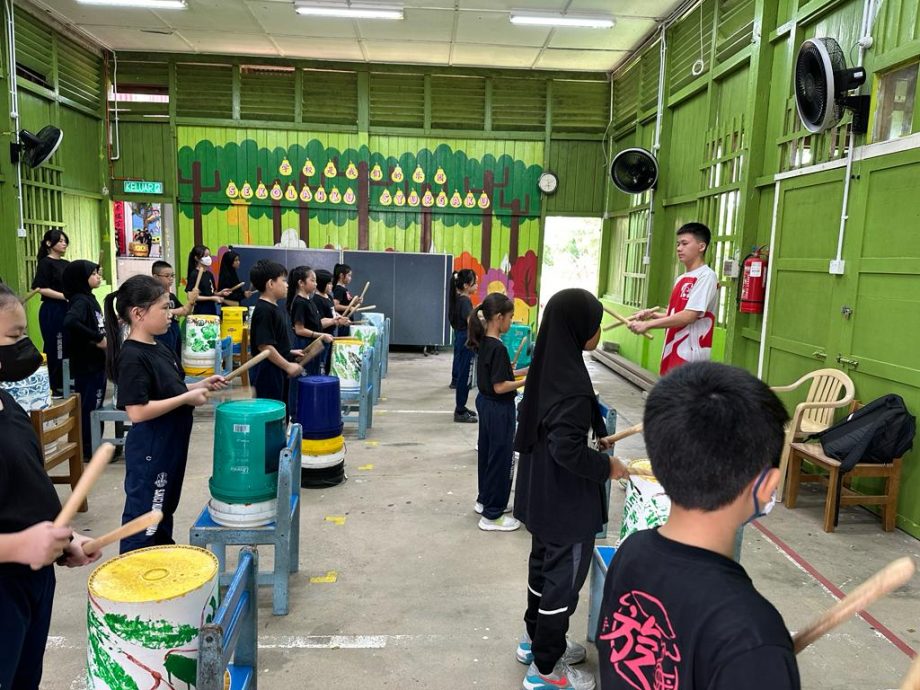 东：港口华小日前邀请手集团教练为该校51位二年级至六年级的学生展开为期两天的廿四节令鼓集训。