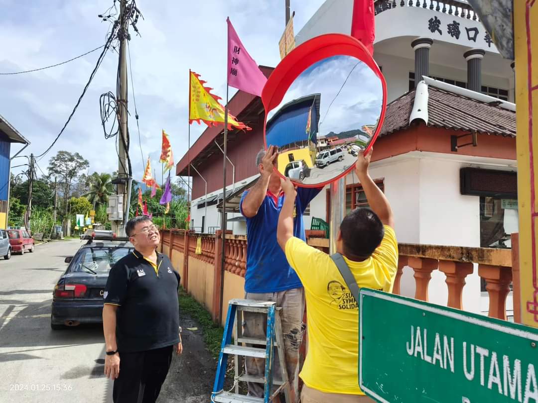 东：苏建祥在4新村路口装广角镜