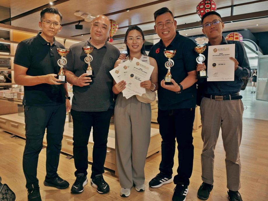 东:过去一年在4项国际摄影比赛频频得奖的摄影师李政全,获得吉兰丹州政府赞助他到日本东京出席领奖的盛会“AsiaWPA年度峰会及颁奖典礼”,为丹州争光!