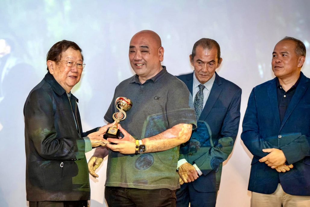 东:过去一年在4项国际摄影比赛频频得奖的摄影师李政全,获得吉兰丹州政府赞助他到日本东京出席领奖的盛会“AsiaWPA年度峰会及颁奖典礼”,为丹州争光!