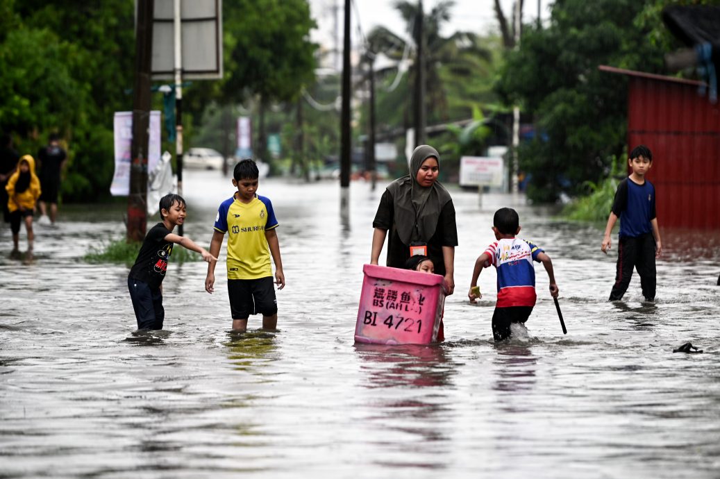 东:连夜豪雨导致瓜登多个低洼地区今早发生闪电水灾