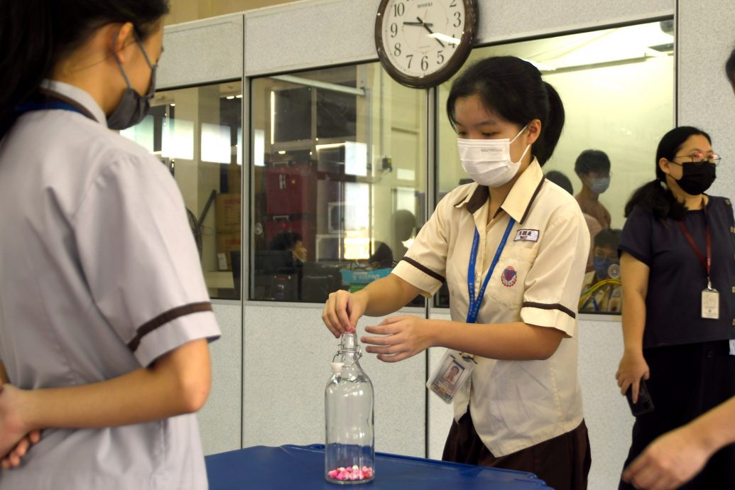 东：配合开学日，吉兰丹中华独中准备了“习”始业典礼，意为希望学生在学习的过程中持续反复的练习，也祝福学生就像主题“习”上的“羽”般，在学海中自由翱翔。