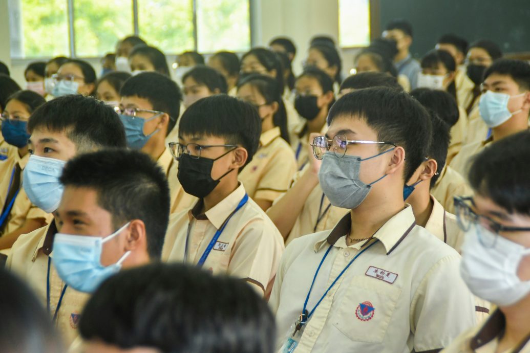 东：配合开学日，吉兰丹中华独中准备了“习”始业典礼，意为希望学生在学习的过程中持续反复的练习，也祝福学生就像主题“习”上的“羽”般，在学海中自由翱翔。