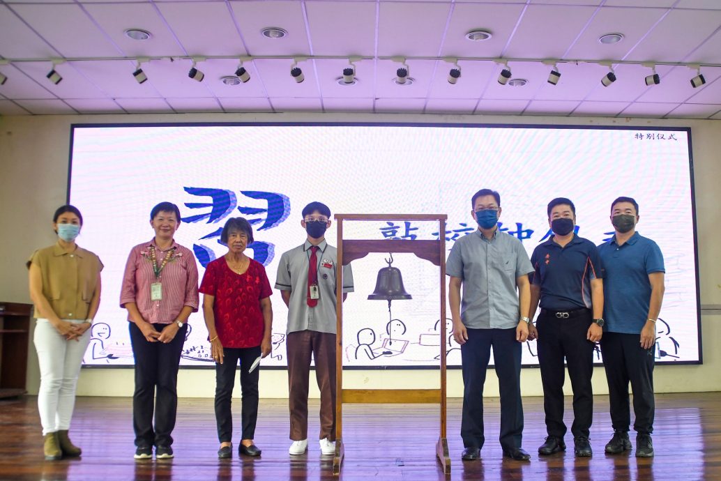东:配合开学日,吉兰丹中华独中准备了“习”始业典礼,意为希望学生在学习的过程中持续反复的练习,也祝福学生就像主题“习”上的“羽”般,在学海中自由翱翔。