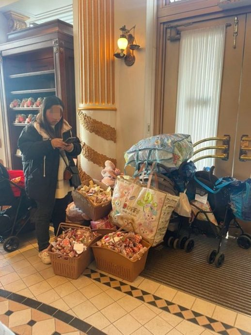 中国人挤东京迪士尼“蝗虫过境”　疯抢达菲熊太恐怖！日本人吓到