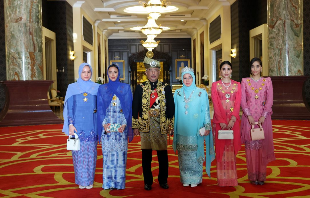 主文//全场高呼3声“吾王万岁”送别元首伉俪