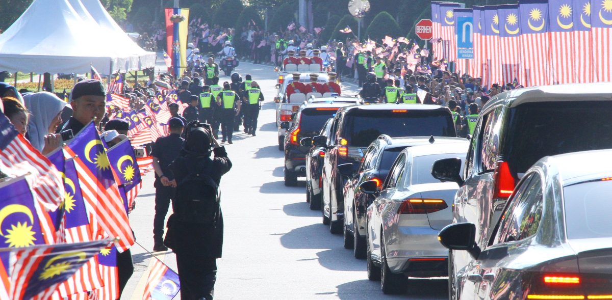 主文//全场高呼3声“吾王万岁”送别元首伉俪