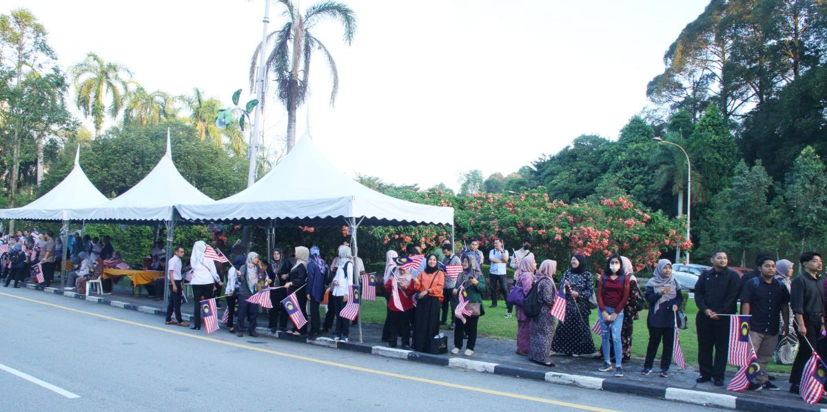 主文//全场高呼3声“吾王万岁”送别元首伉俪