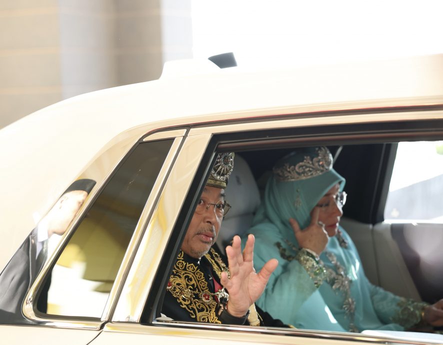 主文//全场高呼3声“吾王万岁”送别元首伉俪