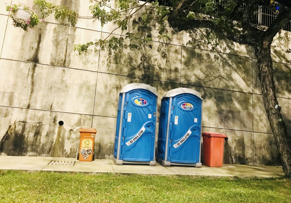 主文//全场高呼3声“吾王万岁”送别元首伉俪