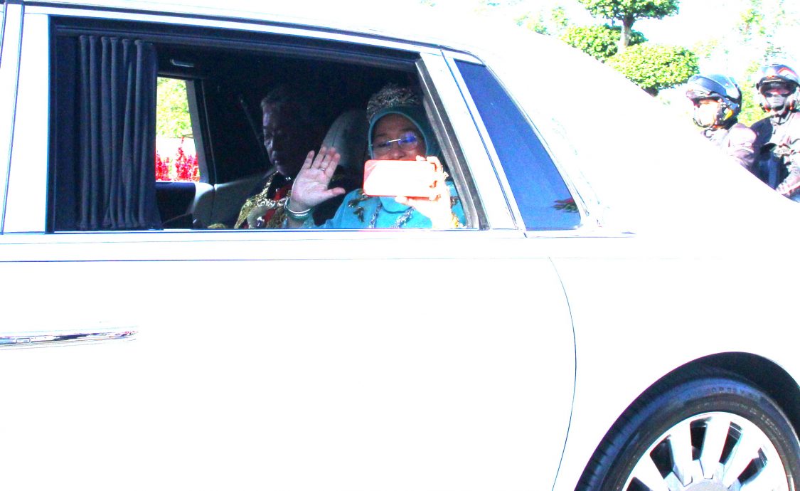 主文//全场高呼3声“吾王万岁”送别元首伉俪