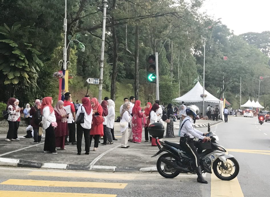 主文//全场高呼3声“吾王万岁”送别元首伉俪