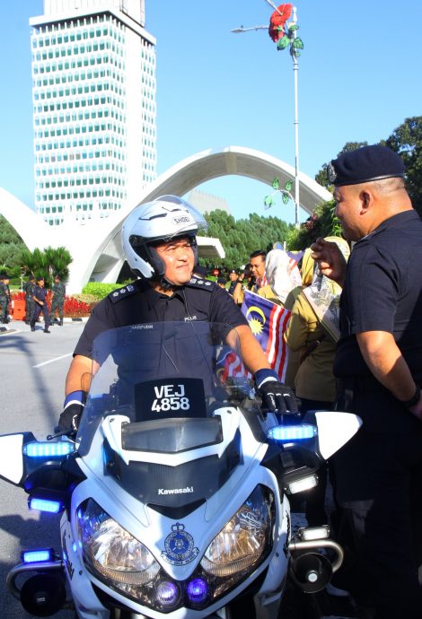 主文//全场高呼3声“吾王万岁”送别元首伉俪