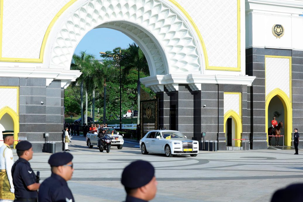 主文//全场高呼3声“吾王万岁”送别元首伉俪