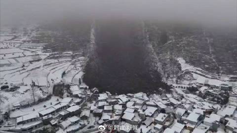 云南昭通市山体已有8人遇难 村民疑与煤矿开采有关