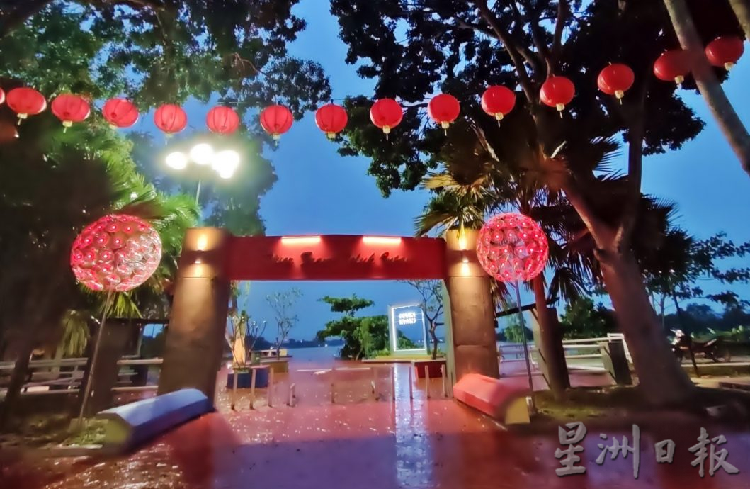 五千大红灯笼高高挂 春节到安顺感受年味