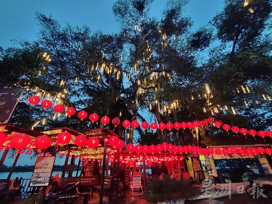 五千大红灯笼高高挂 春节到安顺感受年味