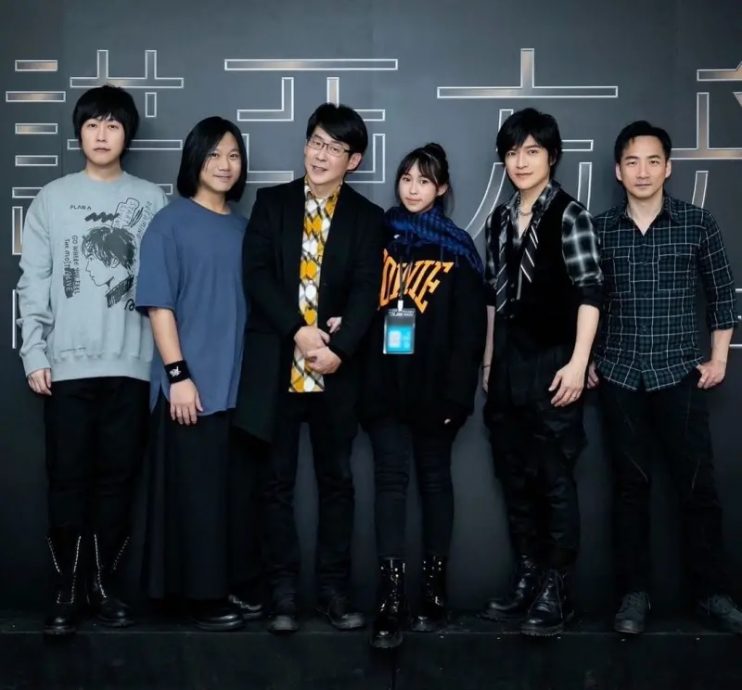 五月天阿信牵17岁少女登台 冠佑忍泪打鼓