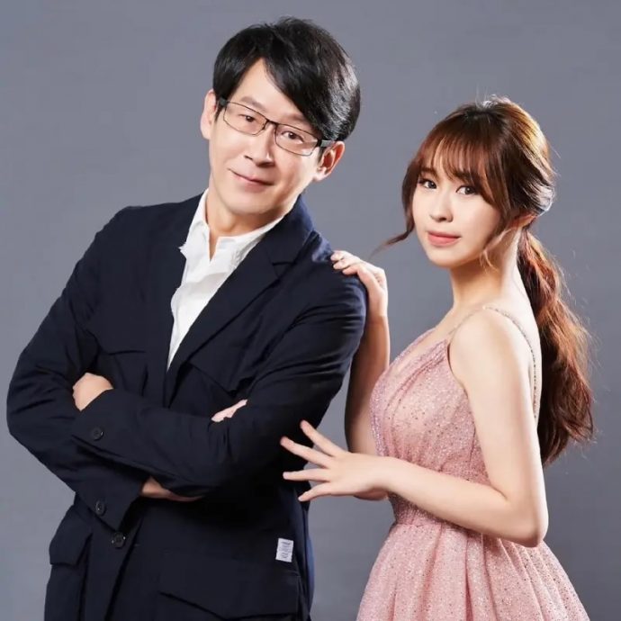 五月天阿信牵17岁少女登台 冠佑忍泪打鼓