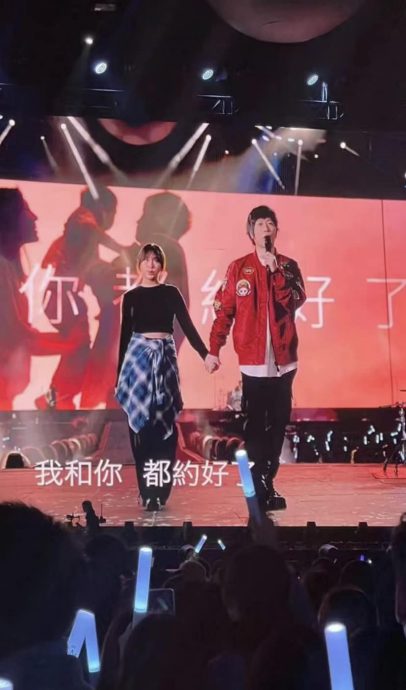 五月天阿信牵17岁少女登台 冠佑忍泪打鼓