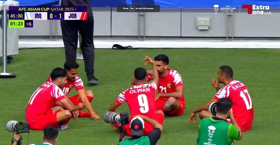 亚洲杯伊约之战出现巨大争议 埃曼为何吃草庆祝会被罚下?