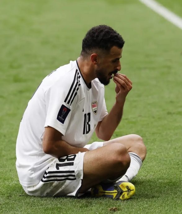 亚洲杯伊约之战出现巨大争议 埃曼为何吃草庆祝会被罚下?