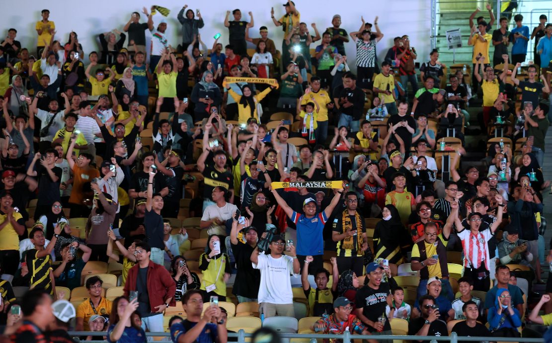 亚洲杯足球赛| 国足绝平韩国回击批评者 金帅:有人想等我失败走人