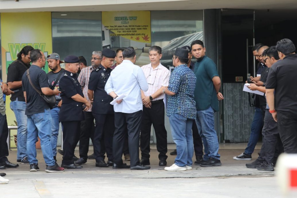 伊青团踩上行动党总部抗议火箭领袖 “要倪可汉辞国会议员职”