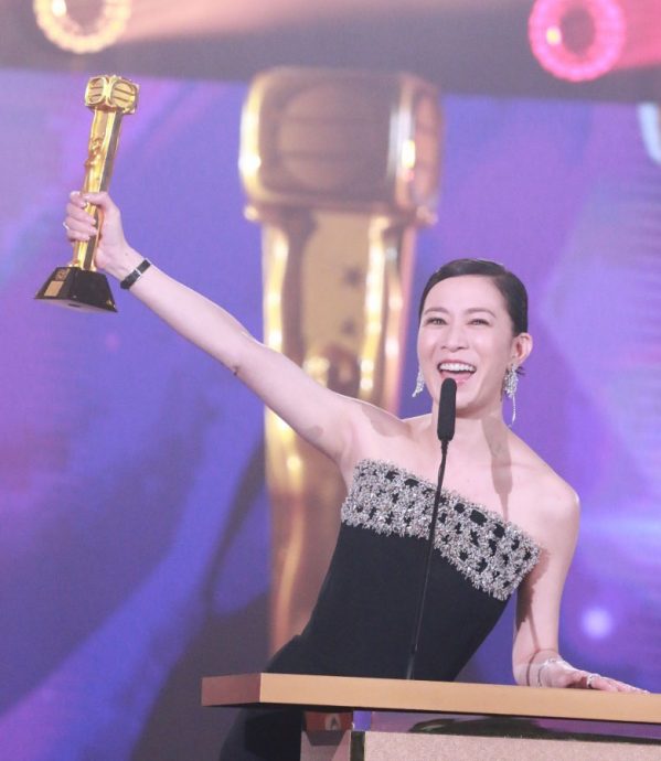 佘诗曼3料视后带旺 《万千星辉》收视飙出新高