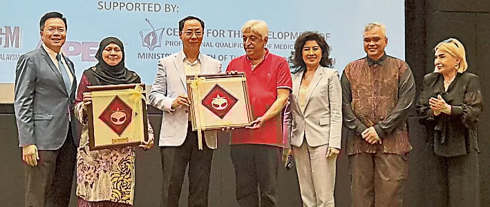 理大.乌兹别克医学团通过研讨会 集思广益探讨用瑞翔灵芝作为临床试验