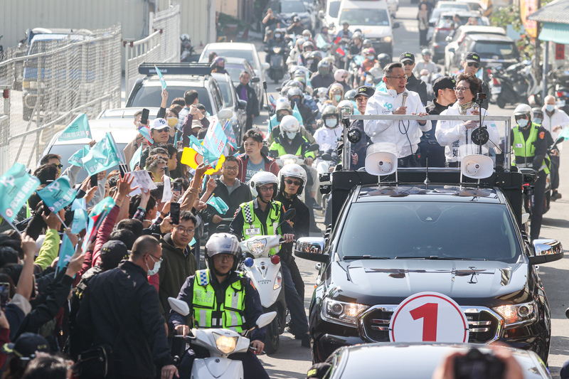 侯友宜新北板桥车队扫街拜票