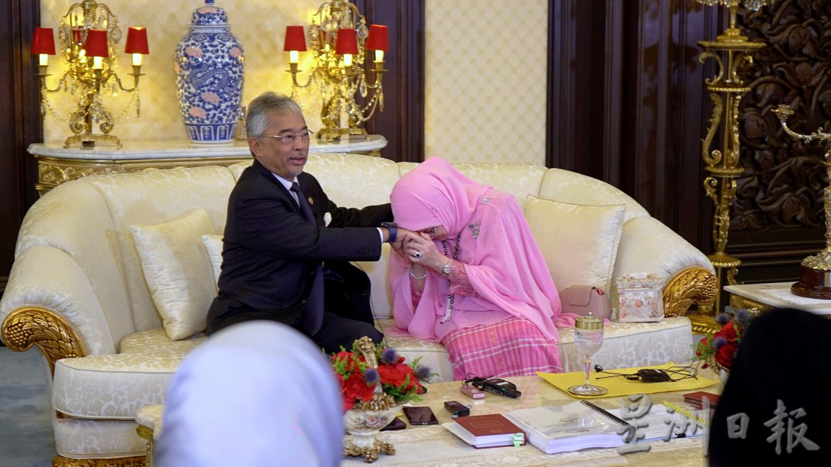 元首卸任 | 经历冠病与政治危机 陛下:是元首后给我力量