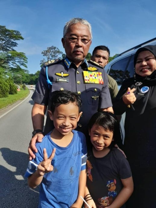 元首卸任 | 难忘人民喊“吾王 8天没水了”陛下亲自处理1000封投诉信