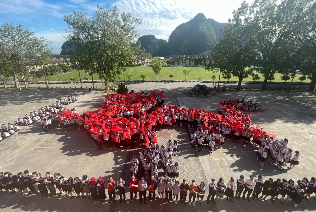 全国版短文/深斋中学师生举挥春排龙形 展出壮观龙腾图