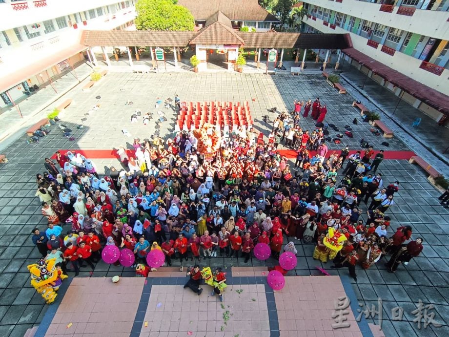 跨校支援农历新年庆典 独中生走入国中校园舞龙