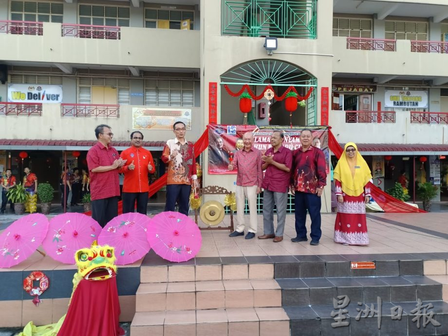 跨校支援农历新年庆典 独中生走入国中校园舞龙