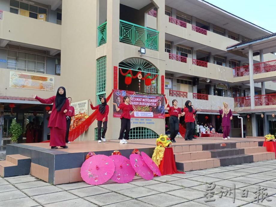 跨校支援农历新年庆典 独中生走入国中校园舞龙