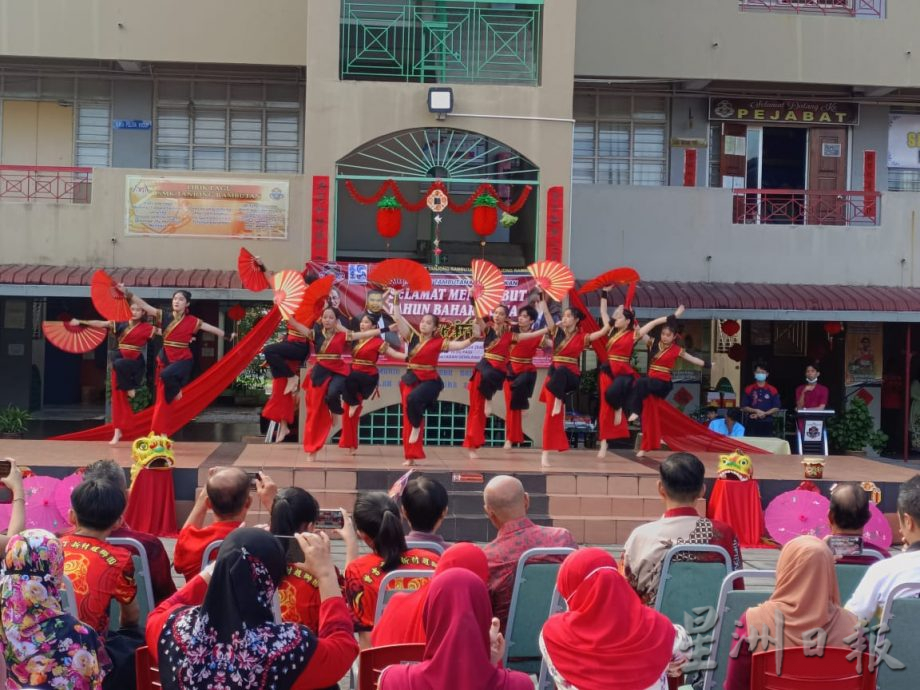 跨校支援农历新年庆典 独中生走入国中校园舞龙