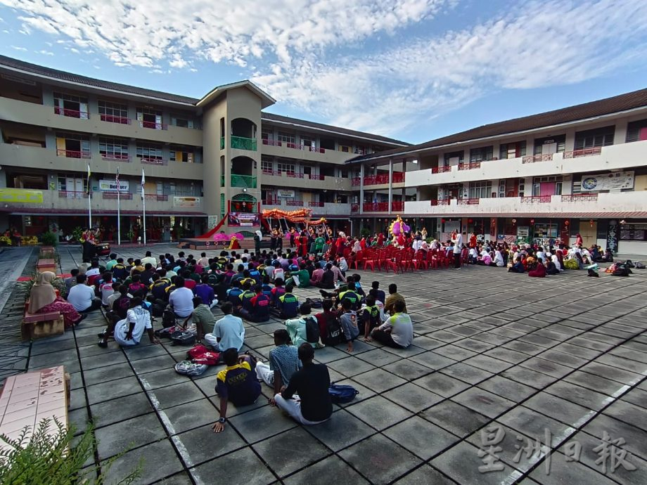 跨校支援农历新年庆典 独中生走入国中校园舞龙