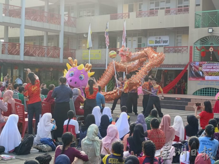 跨校支援农历新年庆典 独中生走入国中校园舞龙