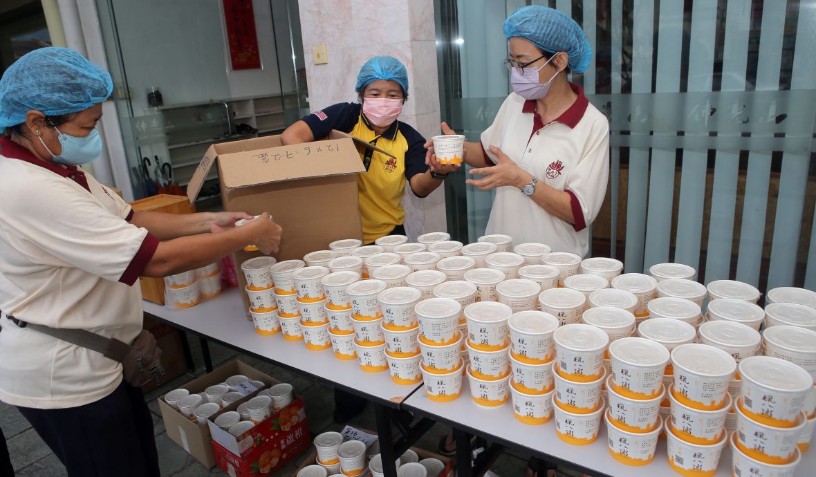 佛光山怡保禅净中心逾60义工 凌晨烹煮腊八粥施粥送福