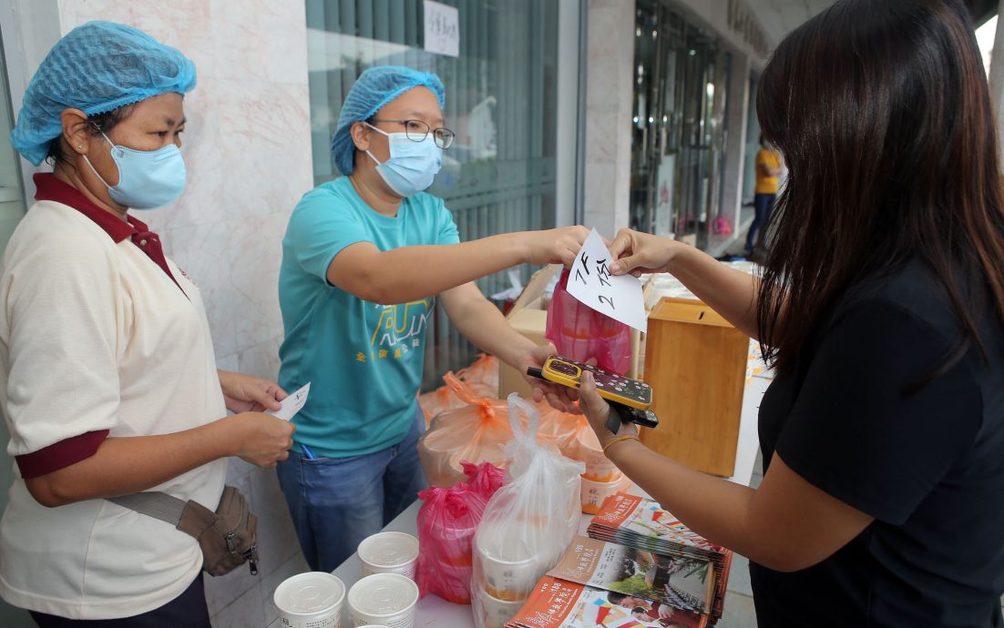 佛光山怡保禅净中心逾60义工 凌晨烹煮腊八粥施粥送福