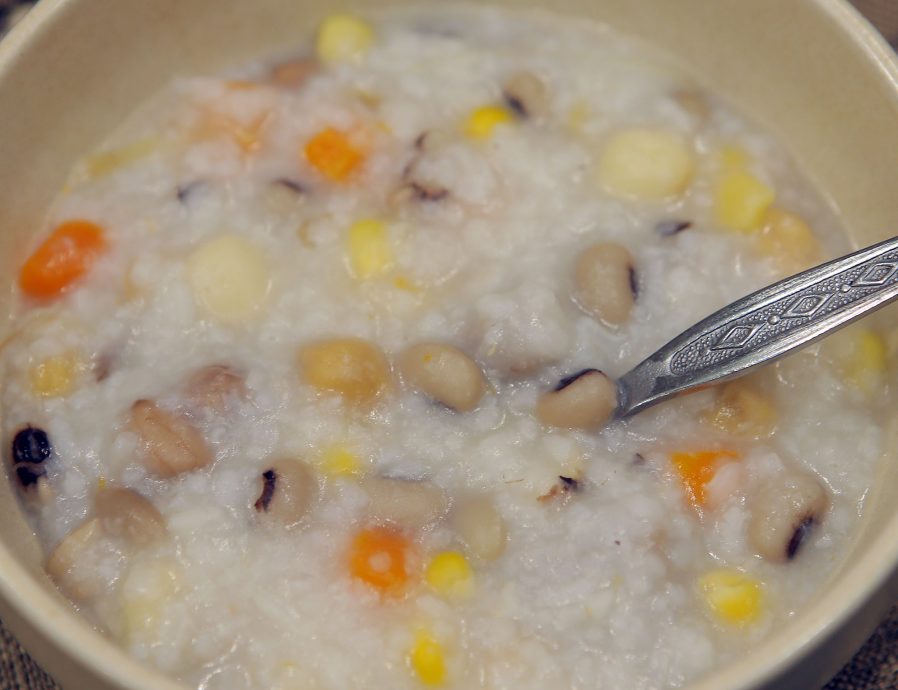 佛光山怡保禅净中心逾60义工 凌晨烹煮腊八粥施粥送福