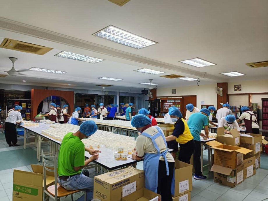 佛光山怡保禅净中心逾60义工 凌晨烹煮腊八粥施粥送福