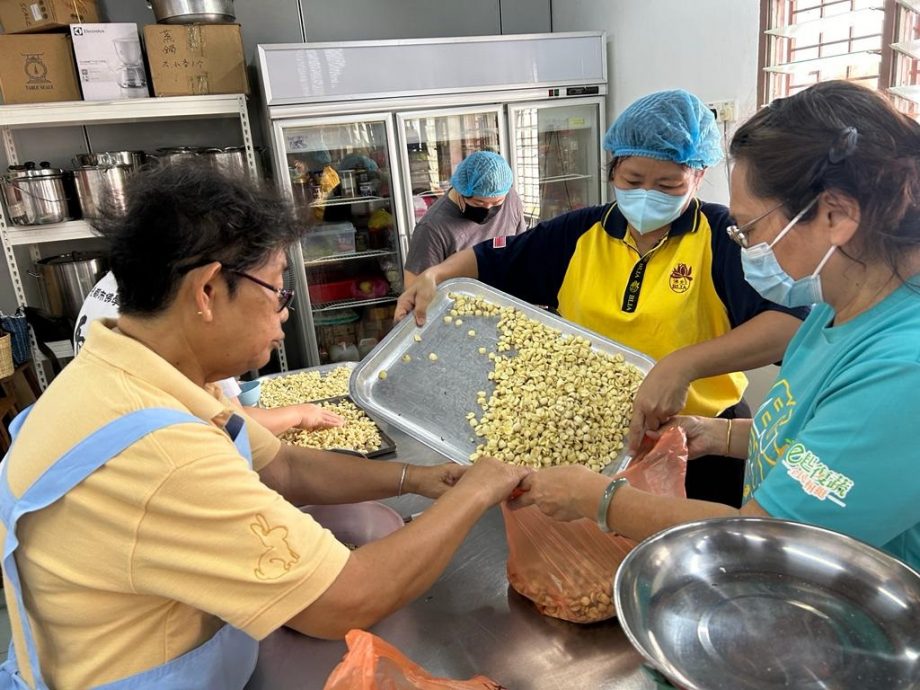 佛光山怡保禅净中心逾60义工 凌晨烹煮腊八粥施粥送福