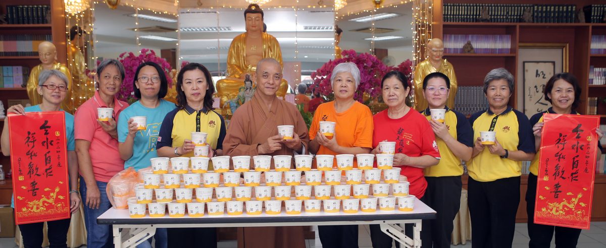 佛光山怡保禅净中心逾60义工 凌晨烹煮腊八粥施粥送福