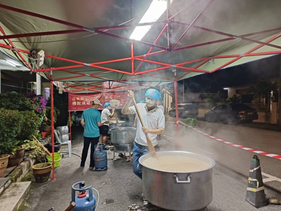 佛光山怡保禅净中心逾60义工 凌晨烹煮腊八粥施粥送福