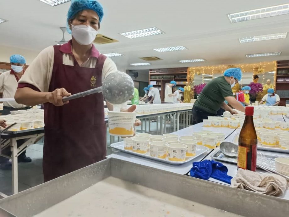 佛光山怡保禅净中心逾60义工 凌晨烹煮腊八粥施粥送福